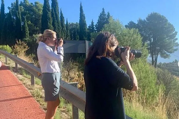 Tourist Guide Costa Blanca. Krok Po Kroku. personas forografiando la naturaleza